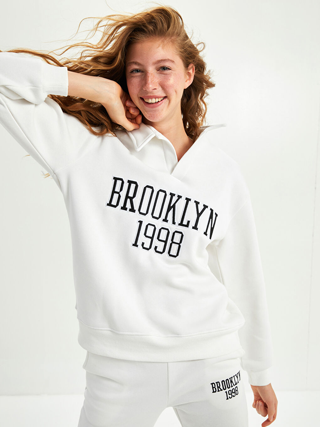 سويت شيرت سميك مطبوع نص بياقة بولو للسيدات