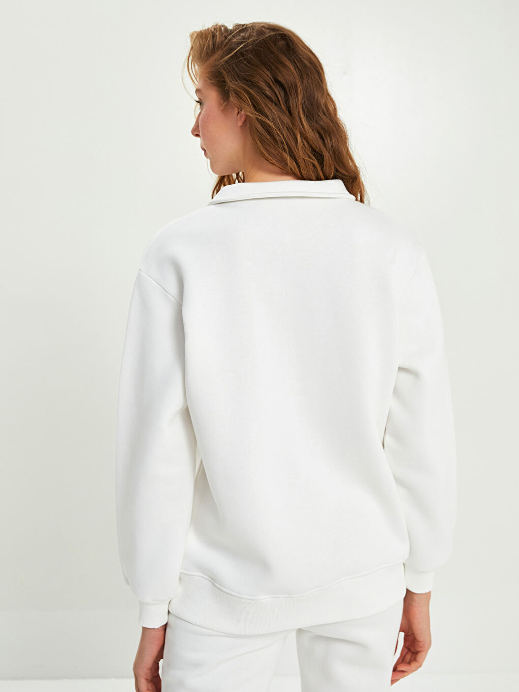 سويت شيرت سميك مطبوع نص بياقة بولو للسيدات-4