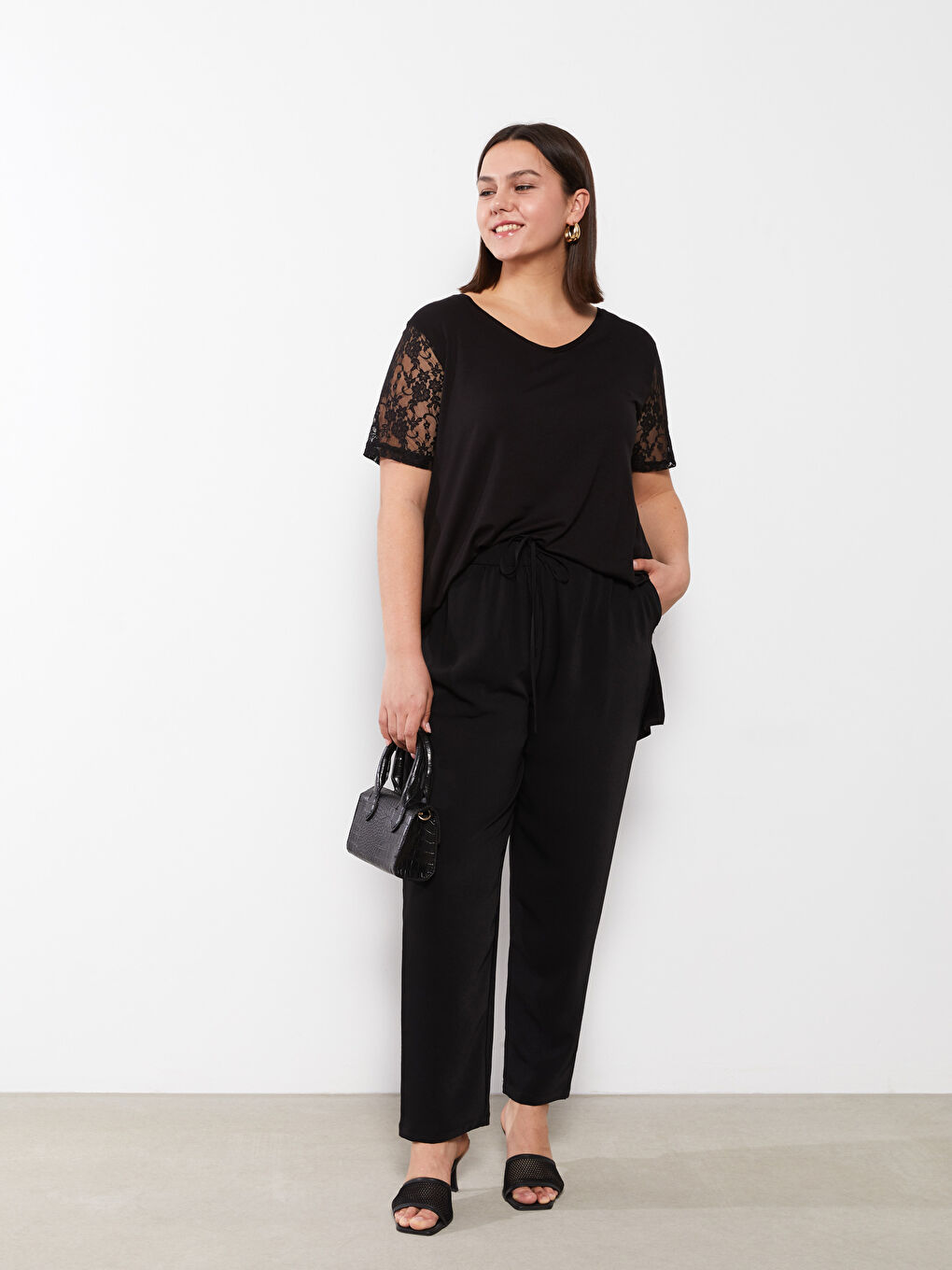 Женские спортивные штаны с эластичной резинкой на талии и карманами