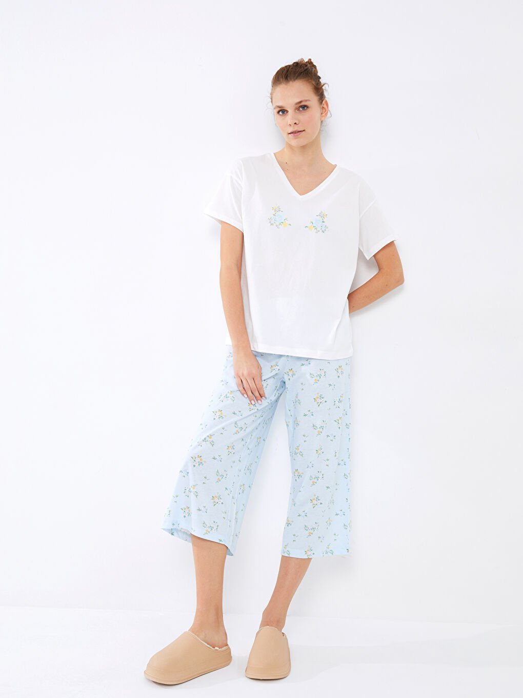 طقم بيجامة كابري قطن مُزهر بياقة على شكل حرف V وكم قصير للسيدات