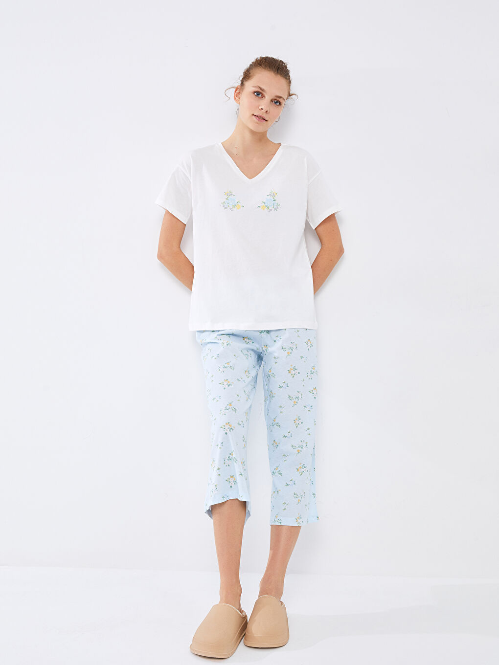 طقم بيجامة كابري قطن مُزهر بياقة على شكل حرف V وكم قصير للسيدات-1