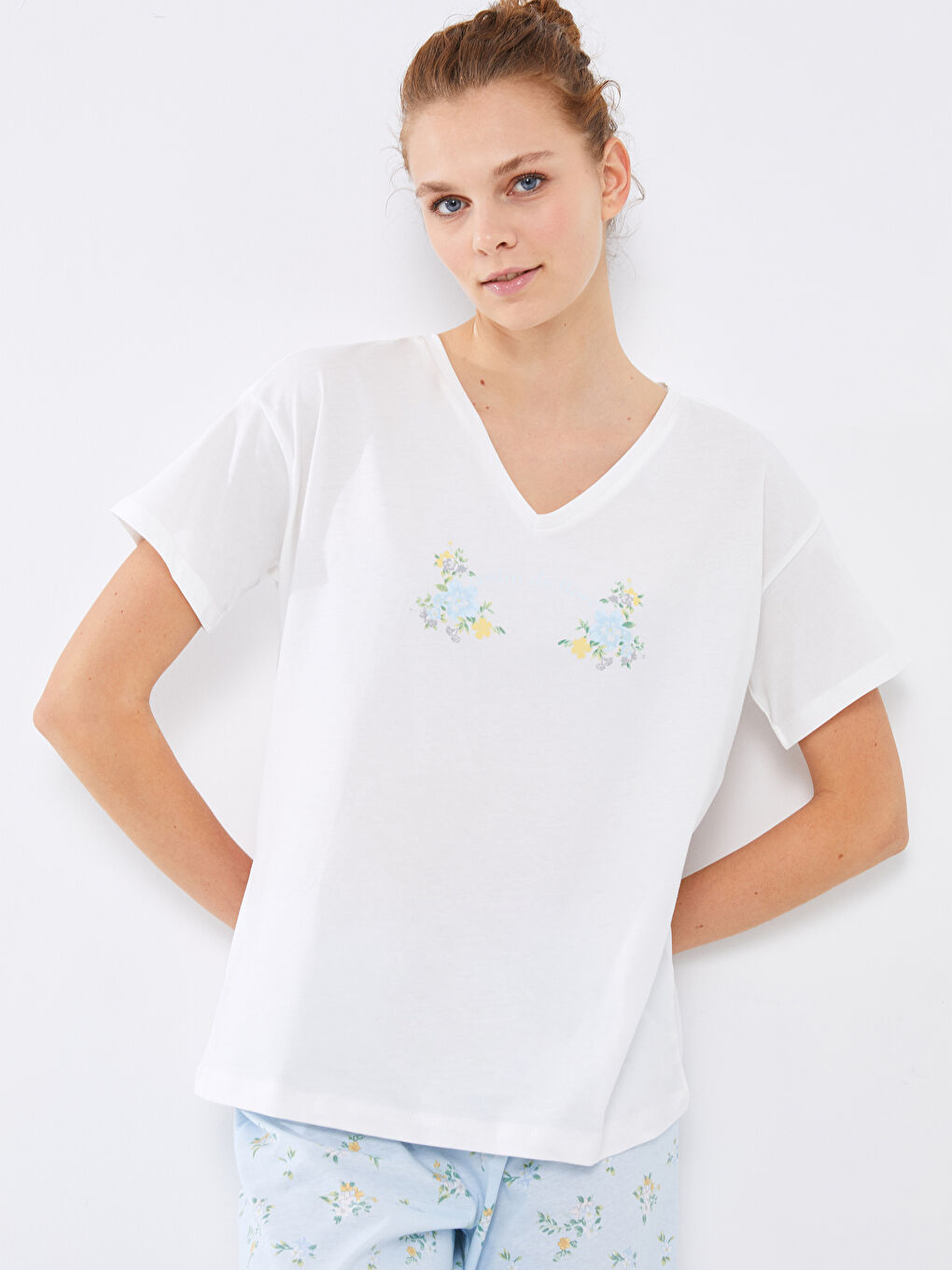 طقم بيجامة كابري قطن مُزهر بياقة على شكل حرف V وكم قصير للسيدات-2