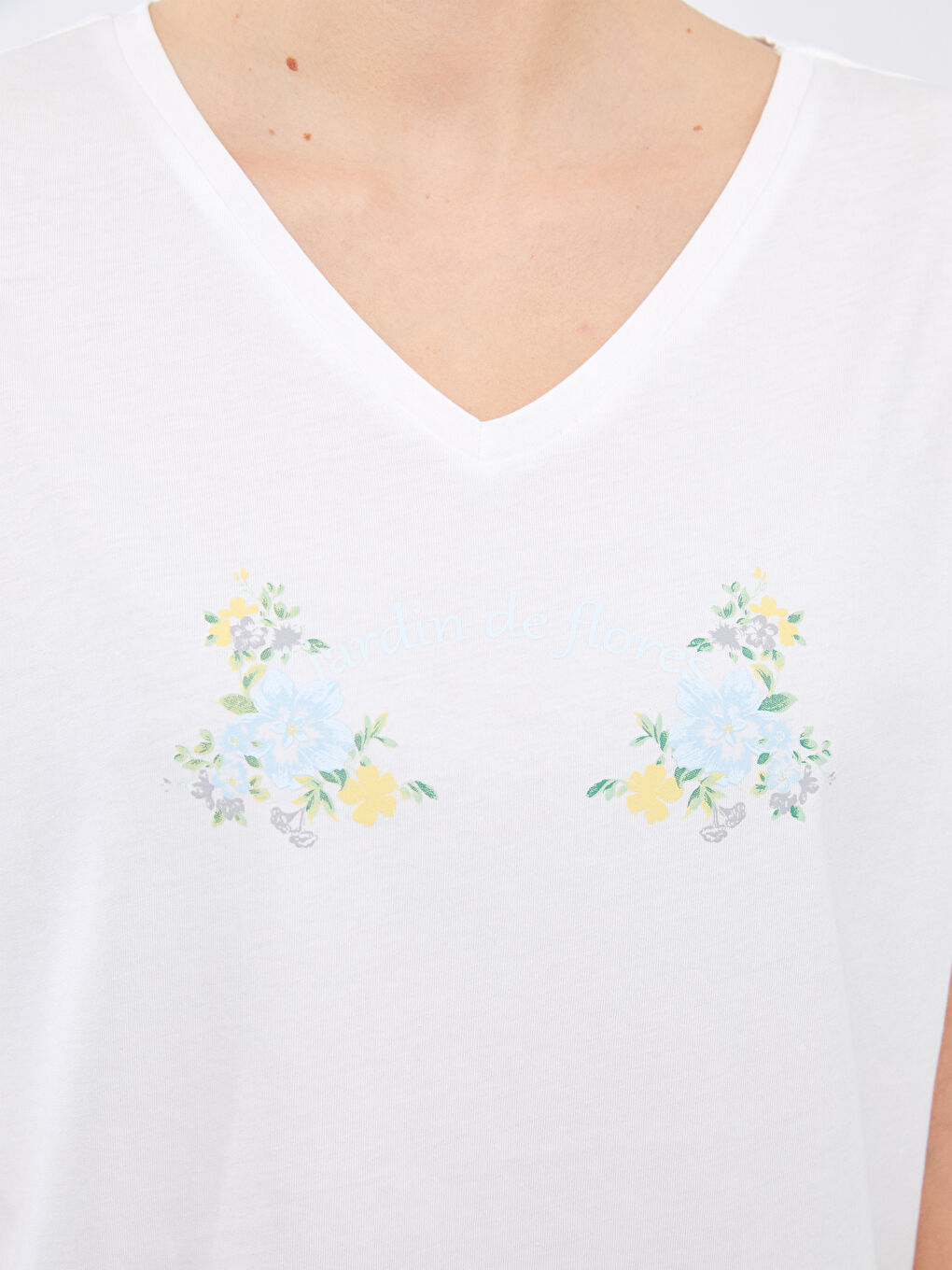 طقم بيجامة كابري قطن مُزهر بياقة على شكل حرف V وكم قصير للسيدات-3