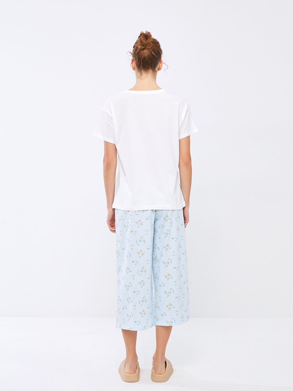 طقم بيجامة كابري قطن مُزهر بياقة على شكل حرف V وكم قصير للسيدات-4