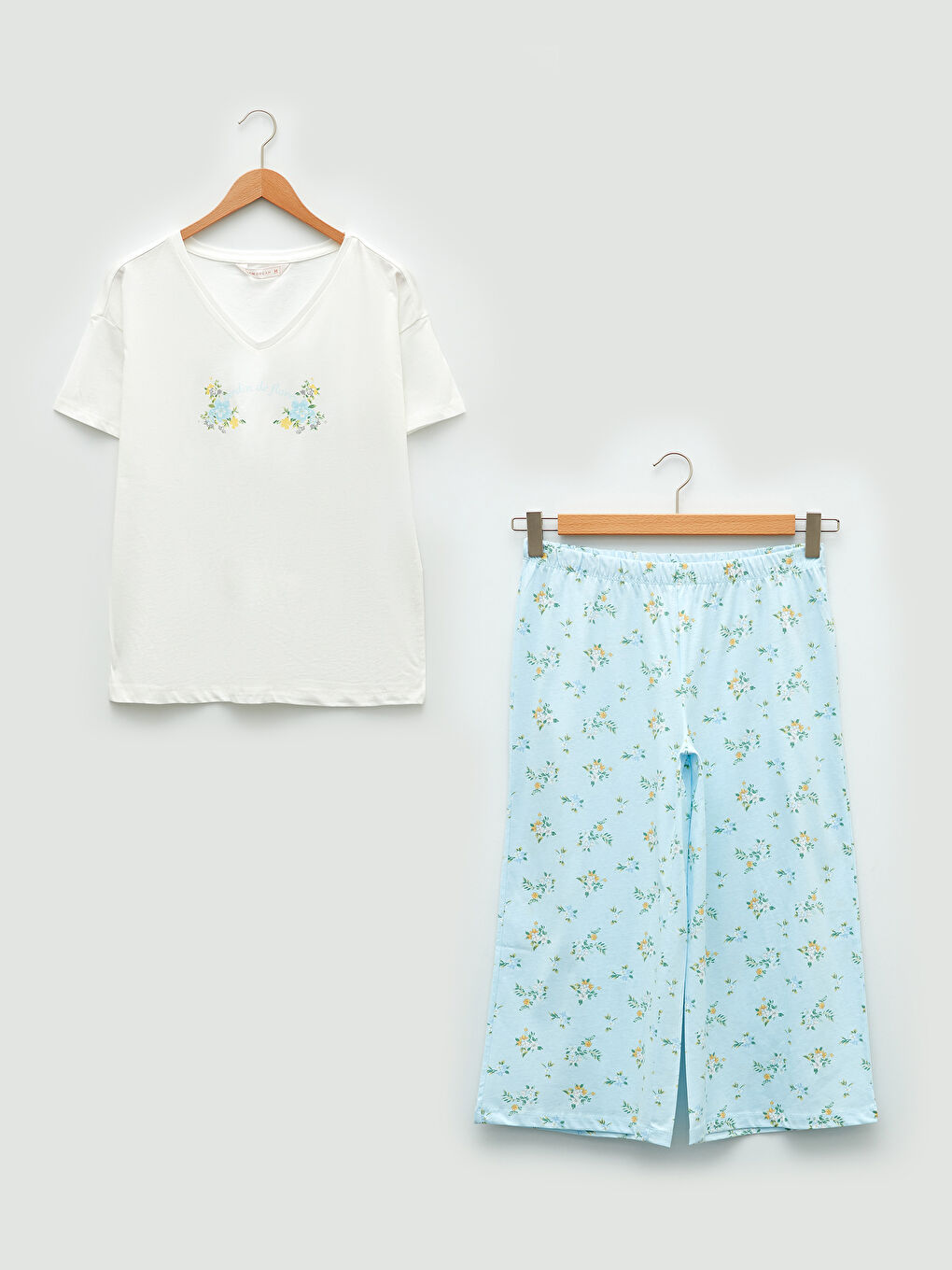 طقم بيجامة كابري قطن مُزهر بياقة على شكل حرف V وكم قصير للسيدات-5