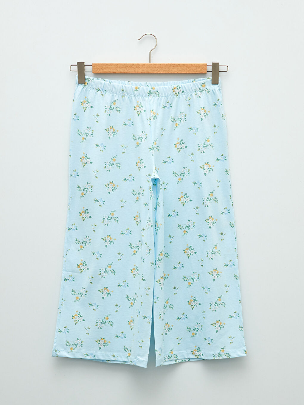 طقم بيجامة كابري قطن مُزهر بياقة على شكل حرف V وكم قصير للسيدات-8