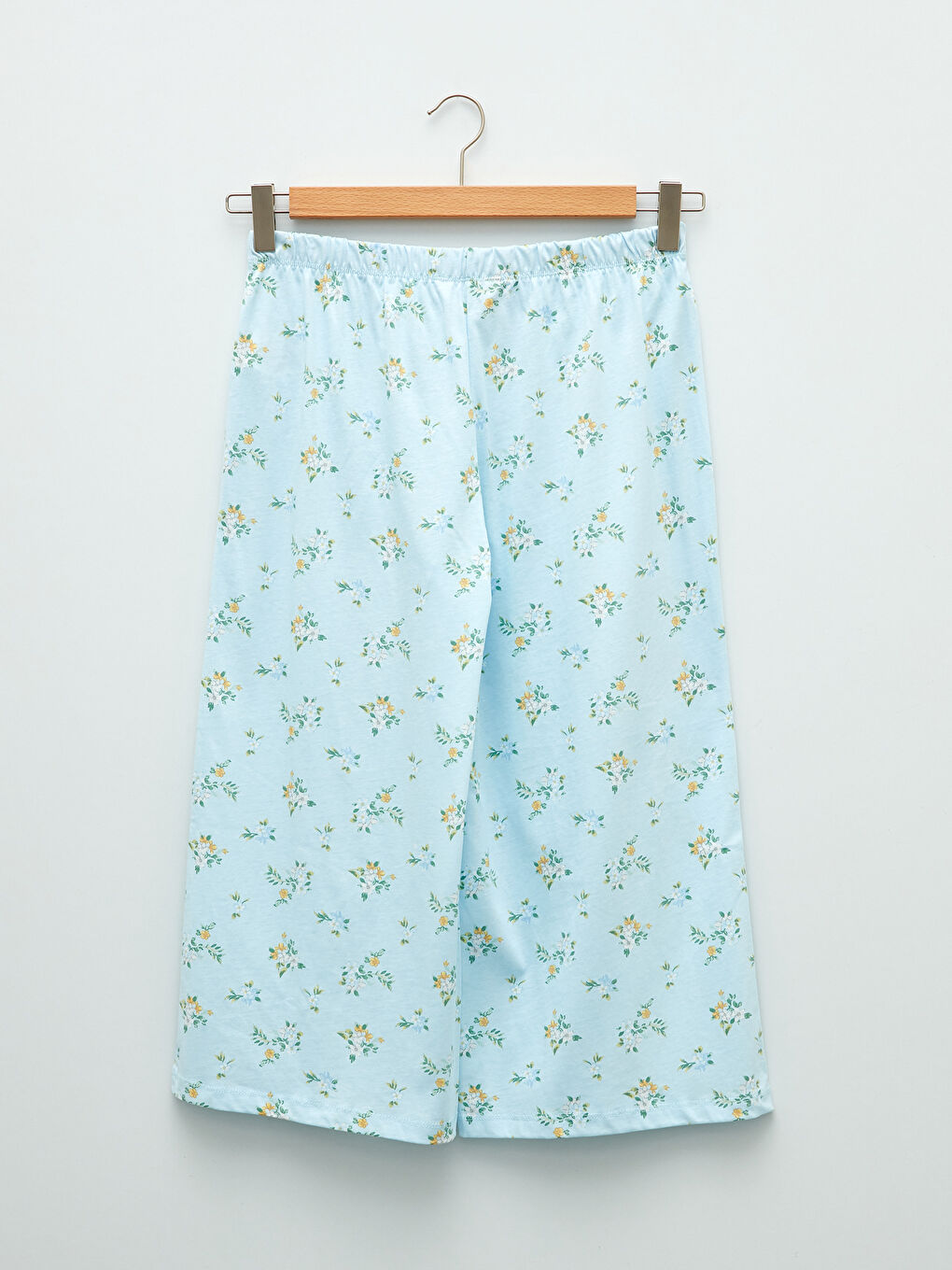 طقم بيجامة كابري قطن مُزهر بياقة على شكل حرف V وكم قصير للسيدات-9