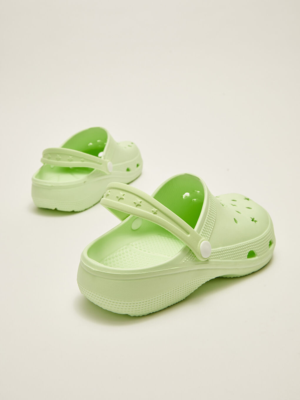 Sandalen im perforierten Look für Mädchen-4