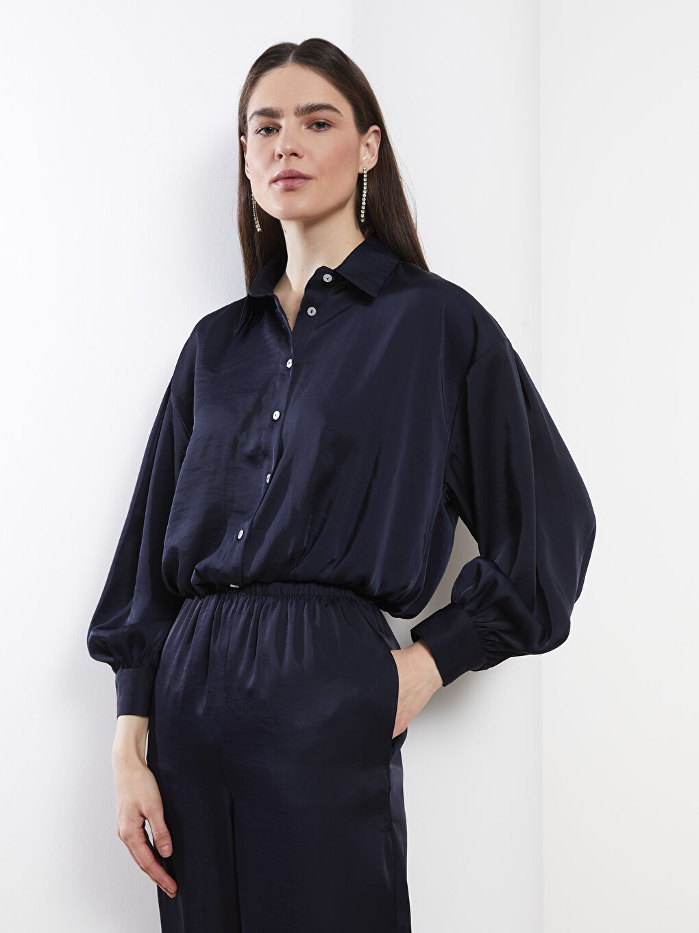 Cămașă Satin Oversize cu Mâneci Lungi și Închidere Frontală cu Nasturi pentru Femei