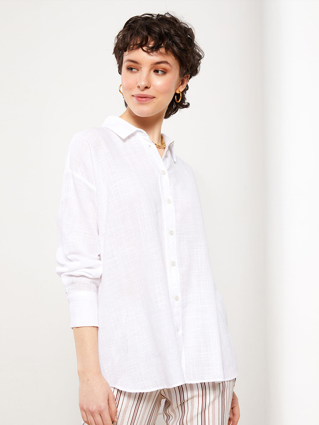 Beyaz Önden Düğme Kapamalı Desenli Uzun Kollu Kadın Gömlek-1