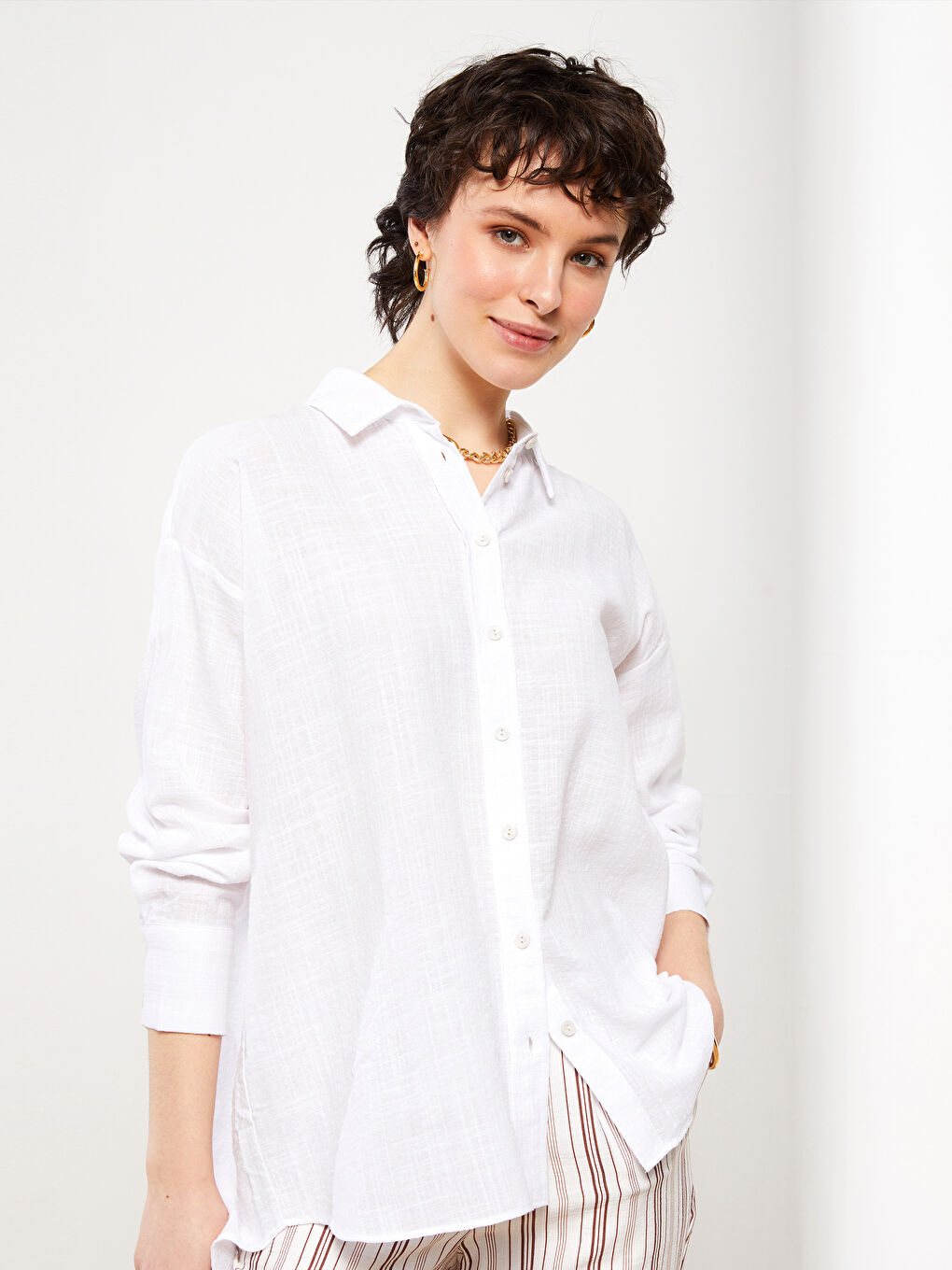 Beyaz Önden Düğme Kapamalı Desenli Uzun Kollu Kadın Gömlek-2