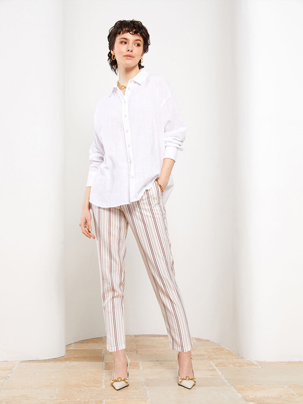 Beyaz Önden Düğme Kapamalı Desenli Uzun Kollu Kadın Gömlek-3