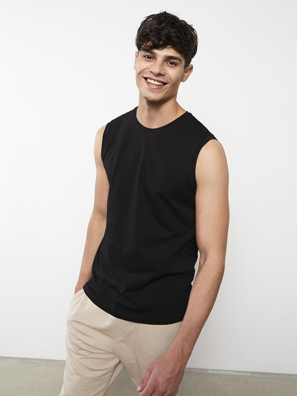 Siyah Bisiklet Yaka Basic Erkek Kolsuz Tişört-2