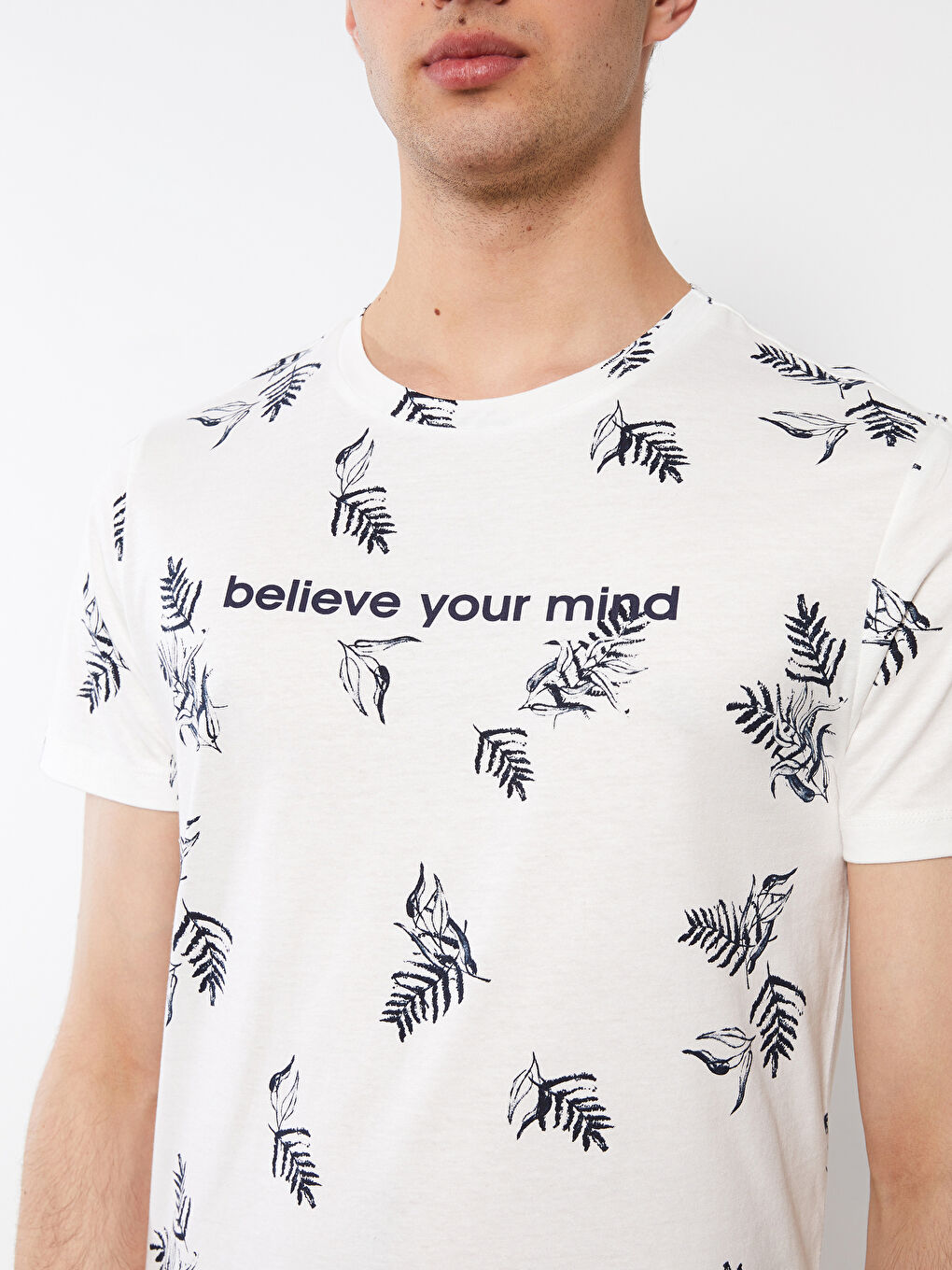 تيشيرت للرجال برقبة دائرية وأكمام قصيرة مصنوع من قطن ممشط ومطبوع-3