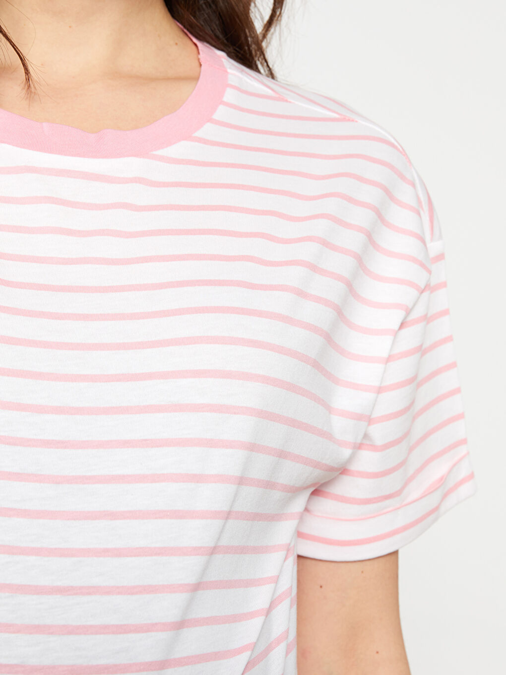 تي شيرت حمل ياقة دائرية مخطط كم قصير قطن-3