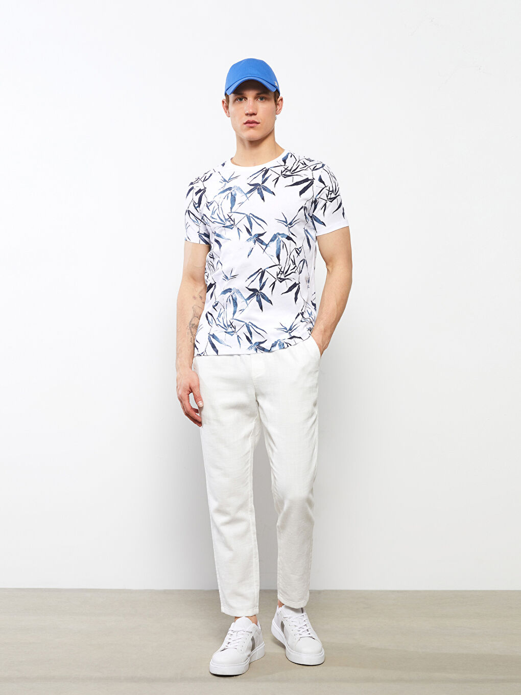 تي شيرت رجالي جيرسي بياقة دائرية وأكمام قصيرة ونقشة-1