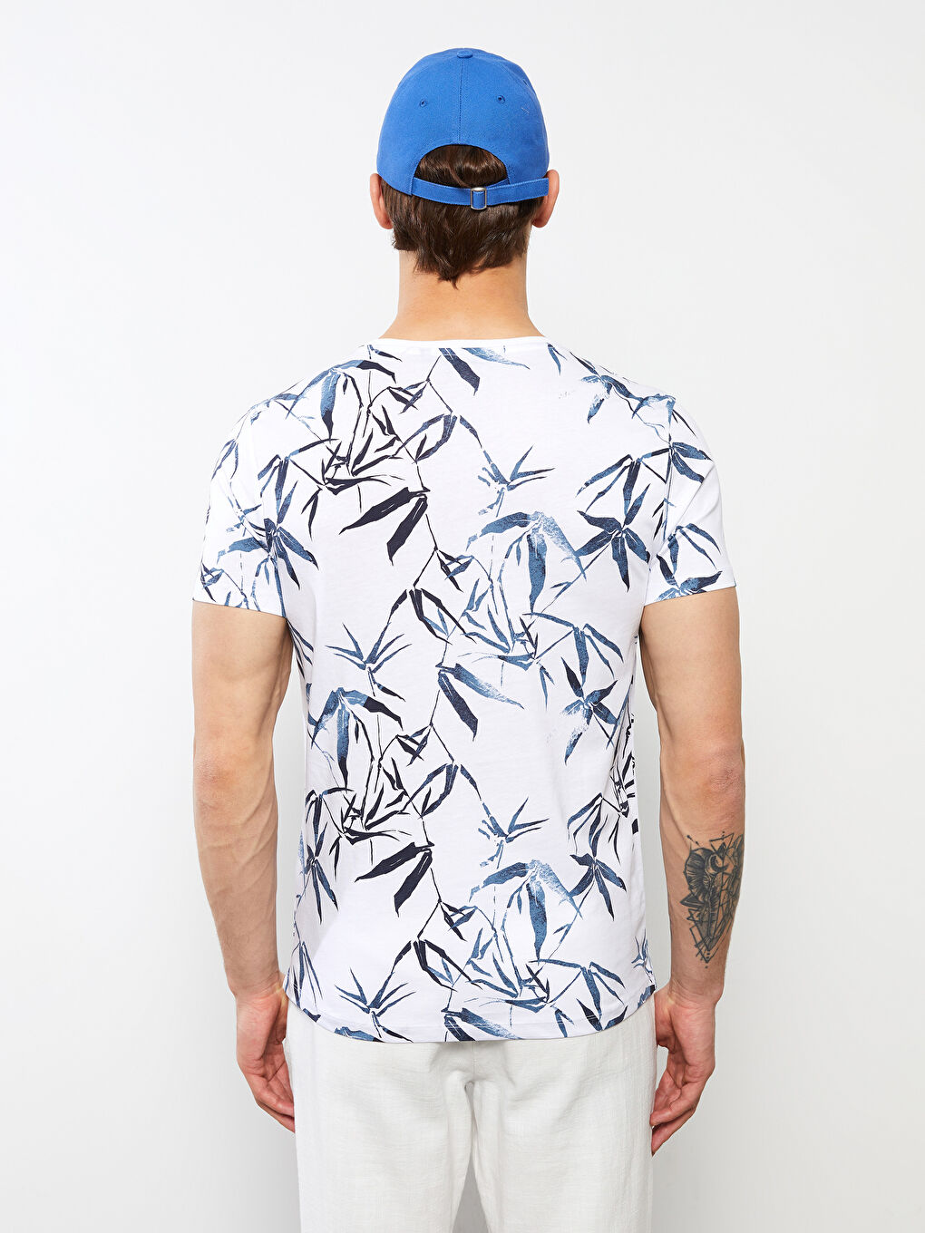 تي شيرت رجالي جيرسي بياقة دائرية وأكمام قصيرة ونقشة-4