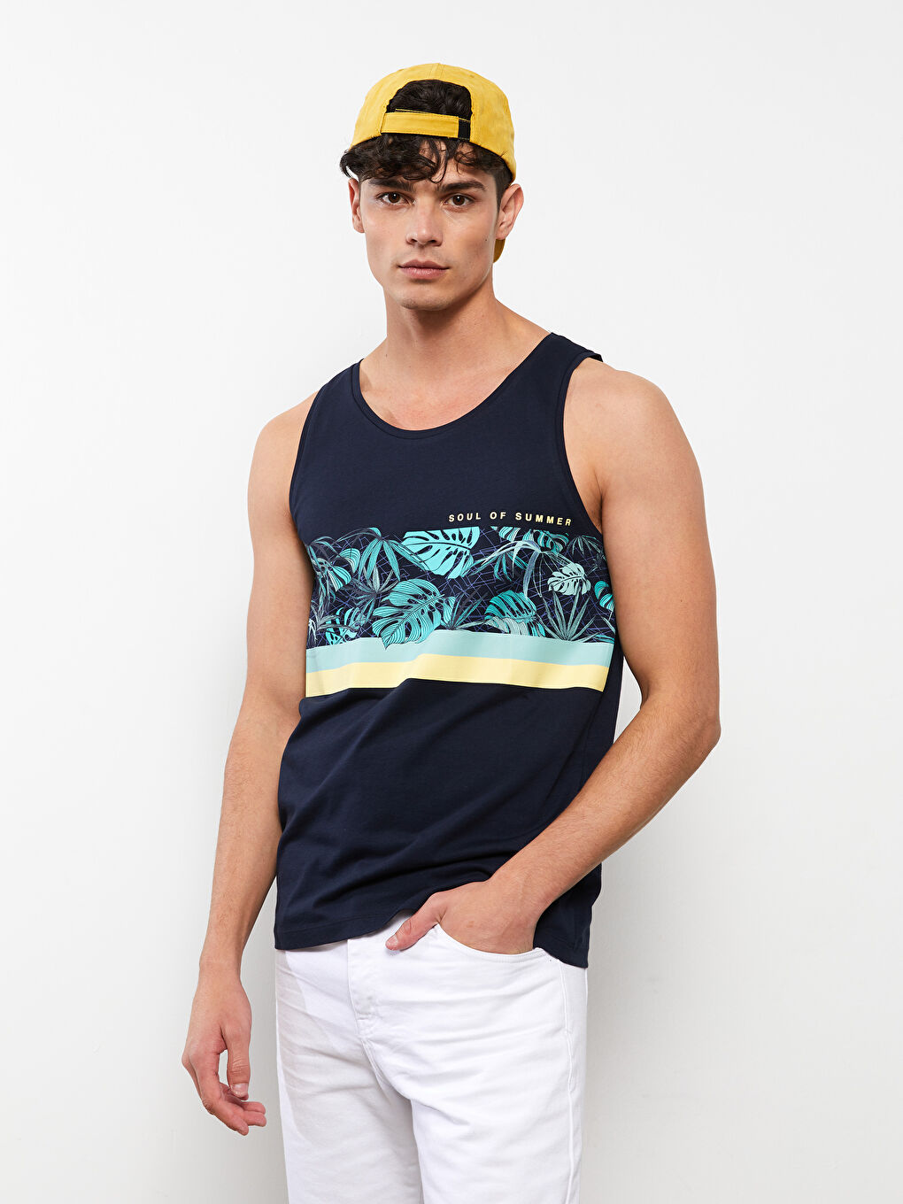 ерлерге арналған жеңсіз принтті дөңгелек жағалы футболка