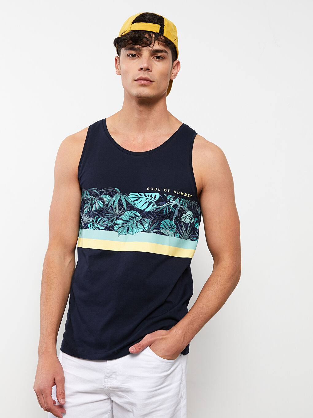 ерлерге арналған жеңсіз принтті дөңгелек жағалы футболка-1