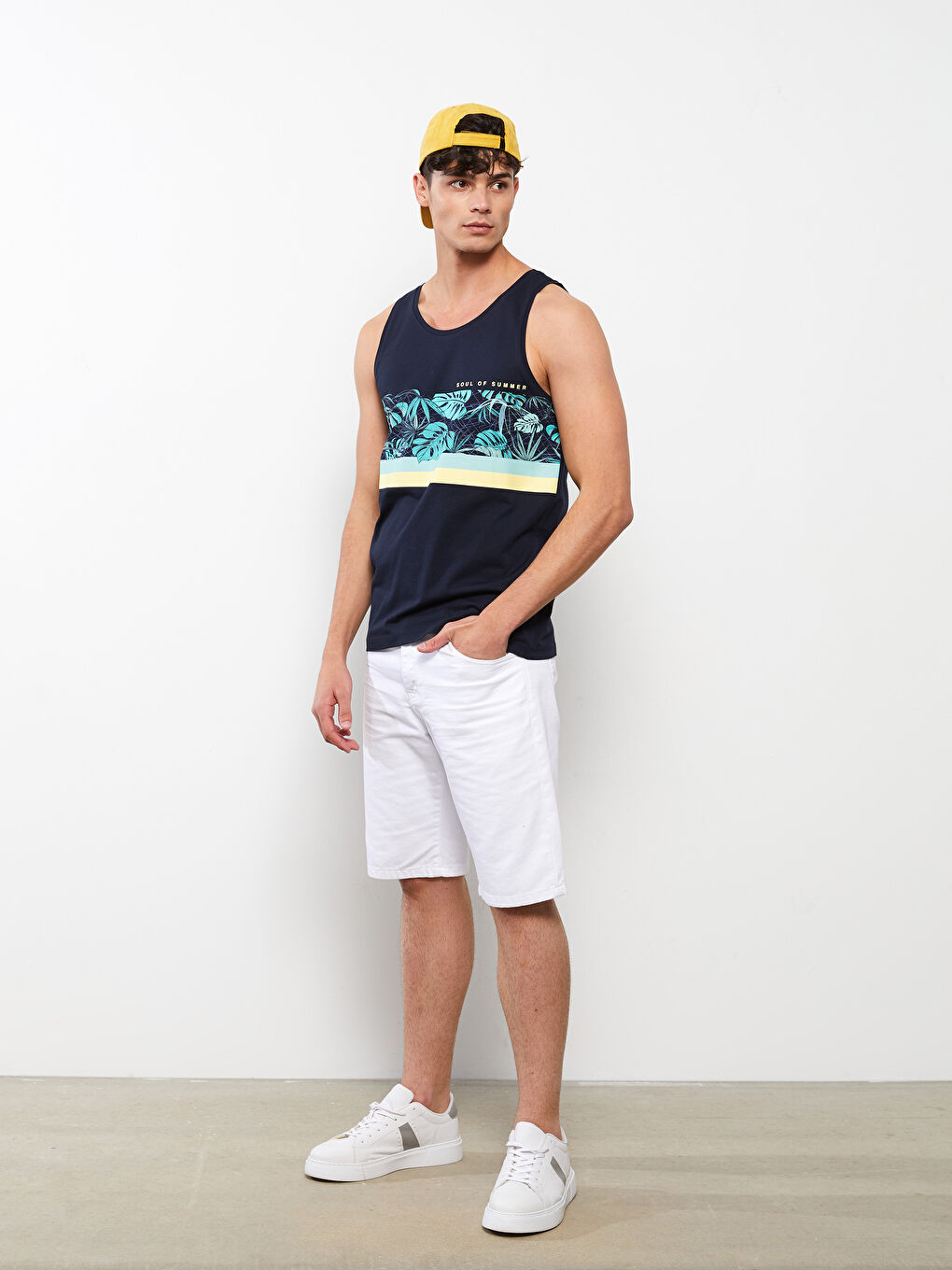 ерлерге арналған жеңсіз принтті дөңгелек жағалы футболка-2