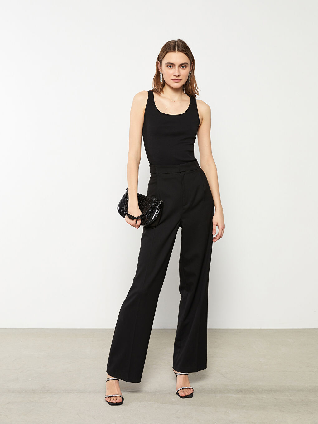 Siyah U Yaka Düz Pamuklu Kadın Atlet