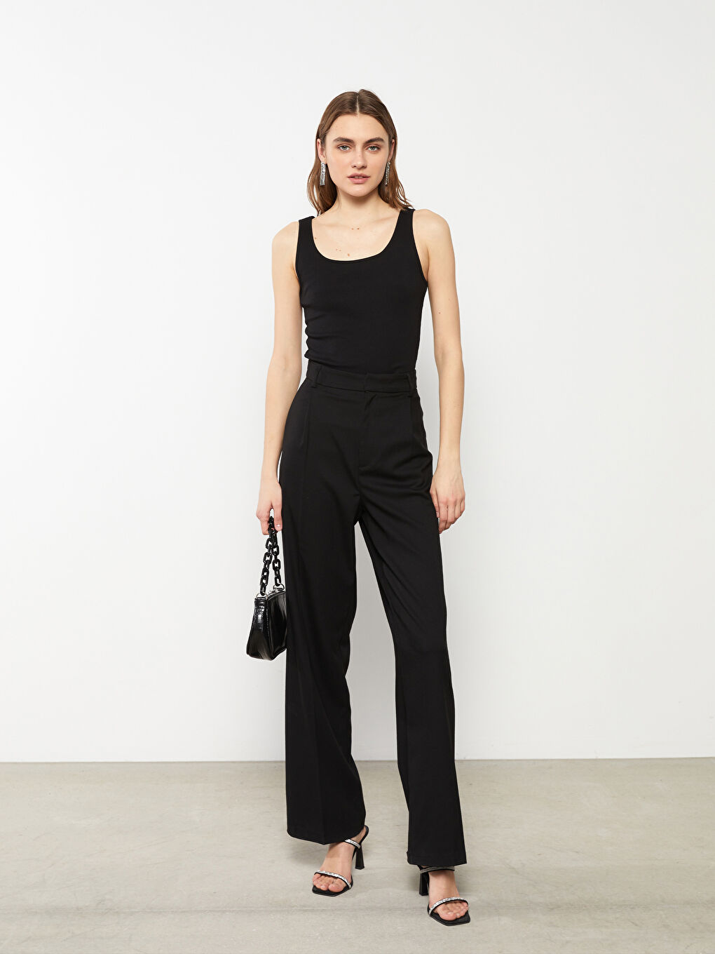 Siyah U Yaka Düz Pamuklu Kadın Atlet-1