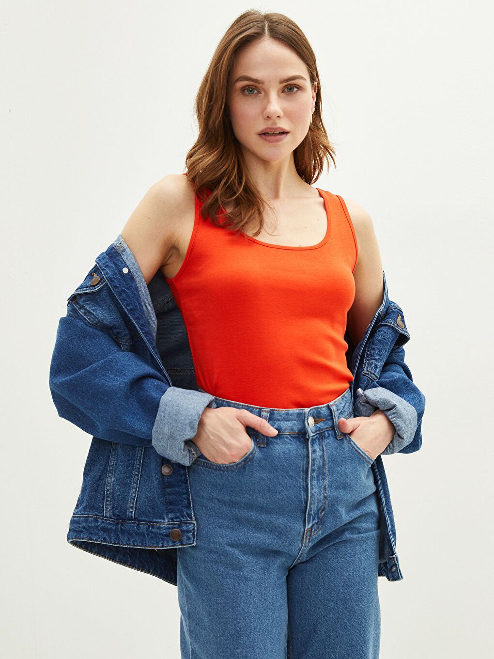 یەلەگی یاخەی U سادە کۆتۆنی بۆ ژنان