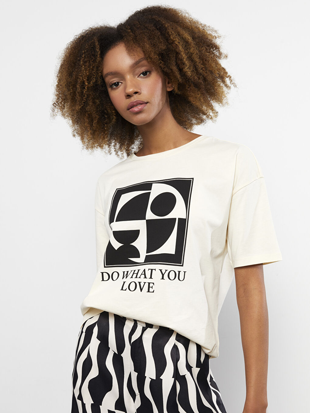 Ekru Bisiklet Yaka Baskılı Kadın Tişört