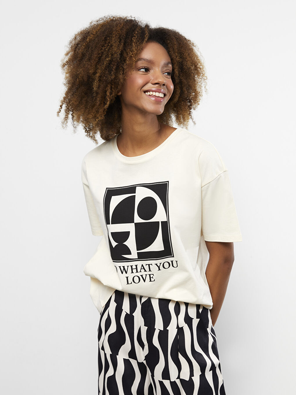 Ekru Bisiklet Yaka Baskılı Kadın Tişört-1