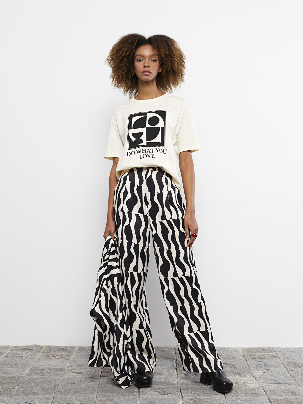 Ekru Bisiklet Yaka Baskılı Kadın Tişört-2