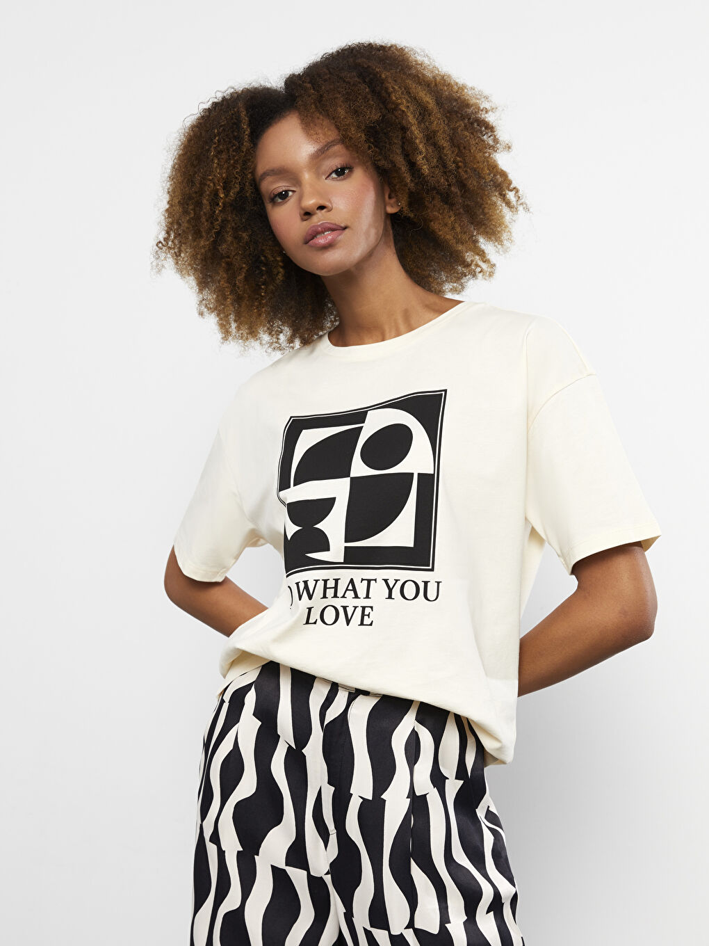 Ekru Bisiklet Yaka Baskılı Kadın Tişört-3