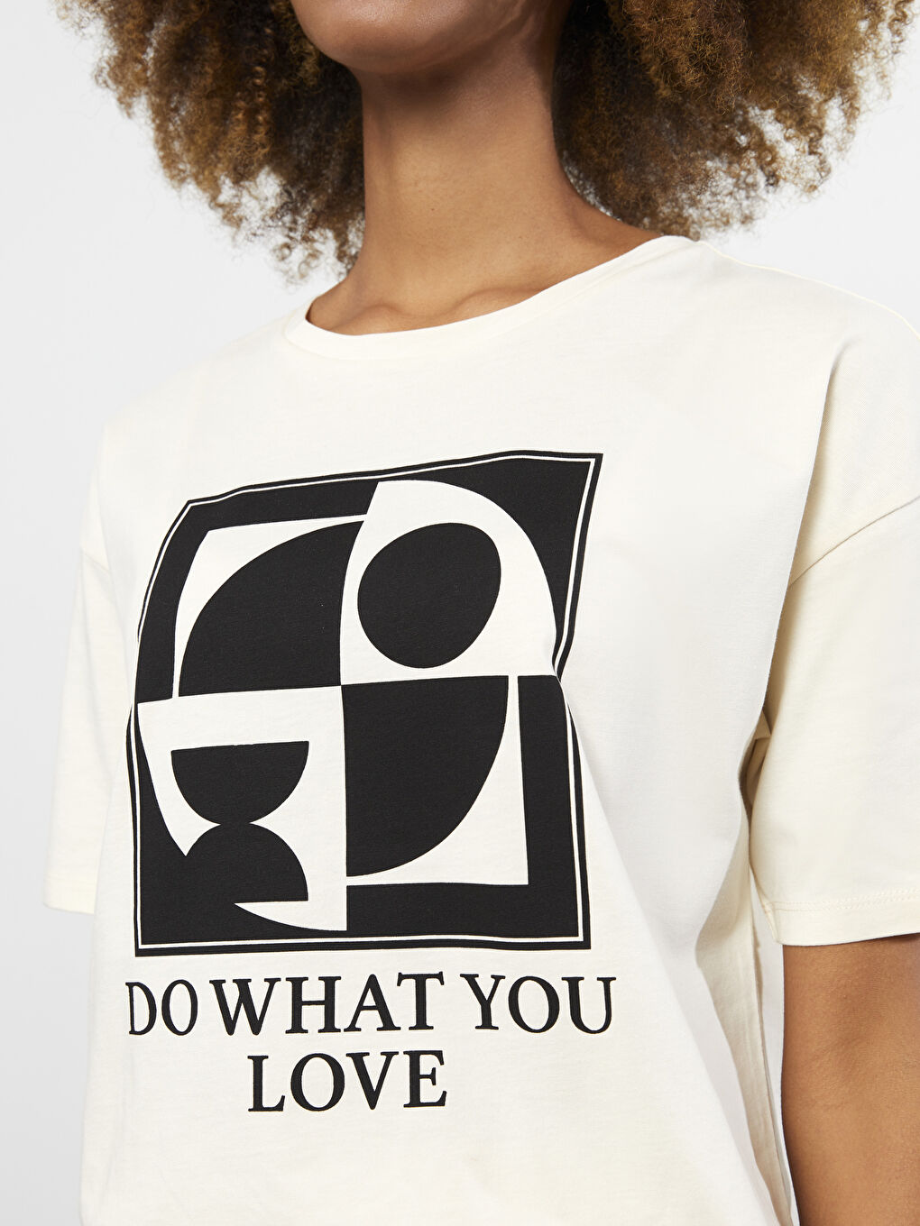 Ekru Bisiklet Yaka Baskılı Kadın Tişört-4