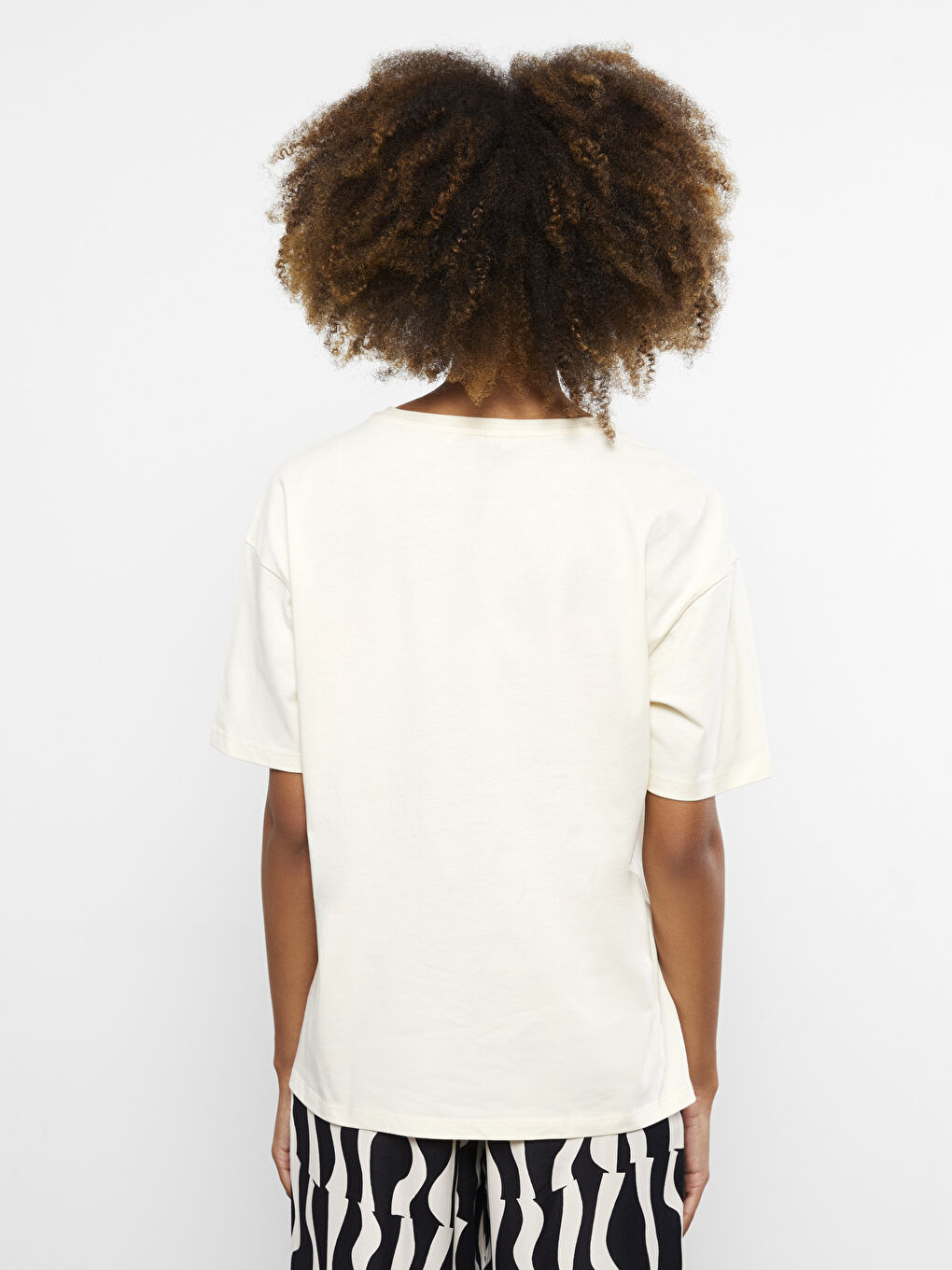 Ekru Bisiklet Yaka Baskılı Kadın Tişört-5