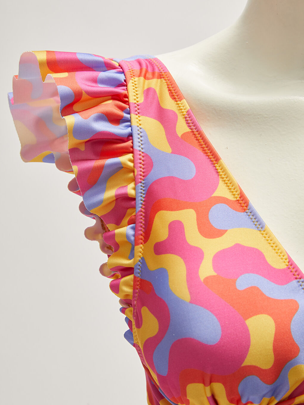 Pembe V Yaka Desenli Fırfır Detaylı Kadın Bikini Üst-2