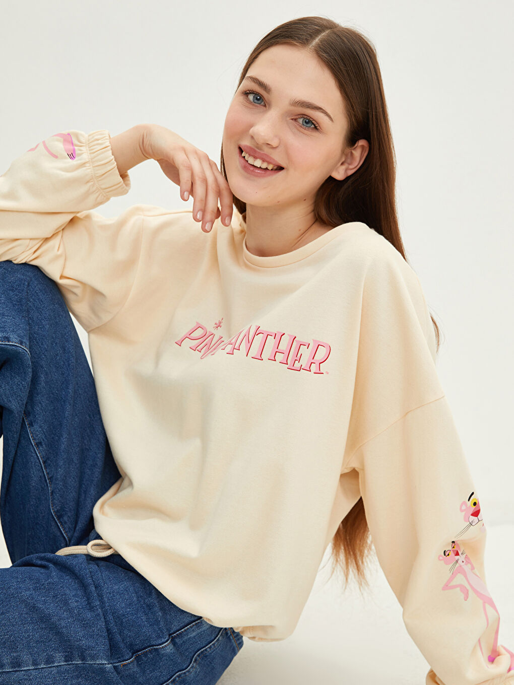Bej Bisiklet Yaka Pink Panther Baskılı Uzun Kollu Kadın Sweatshirt