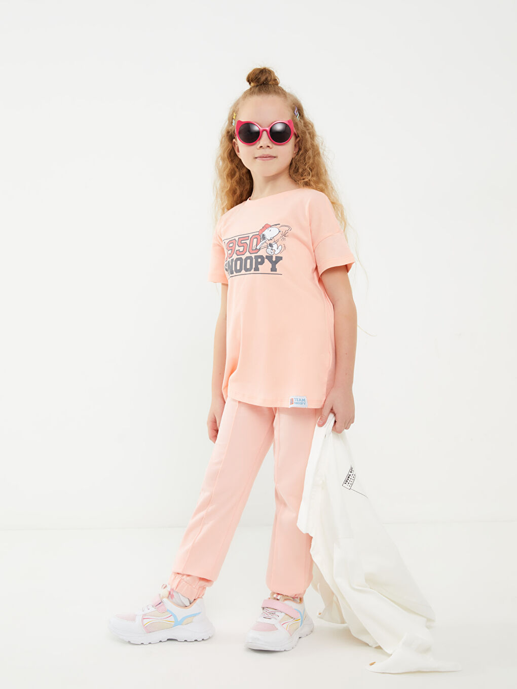 LCW Kids Majica od pamuka sa okruglim izrezom, štampanim motivom Snoopyja i kratkim rukavima za devojčice -S2FE97Z4-FXB