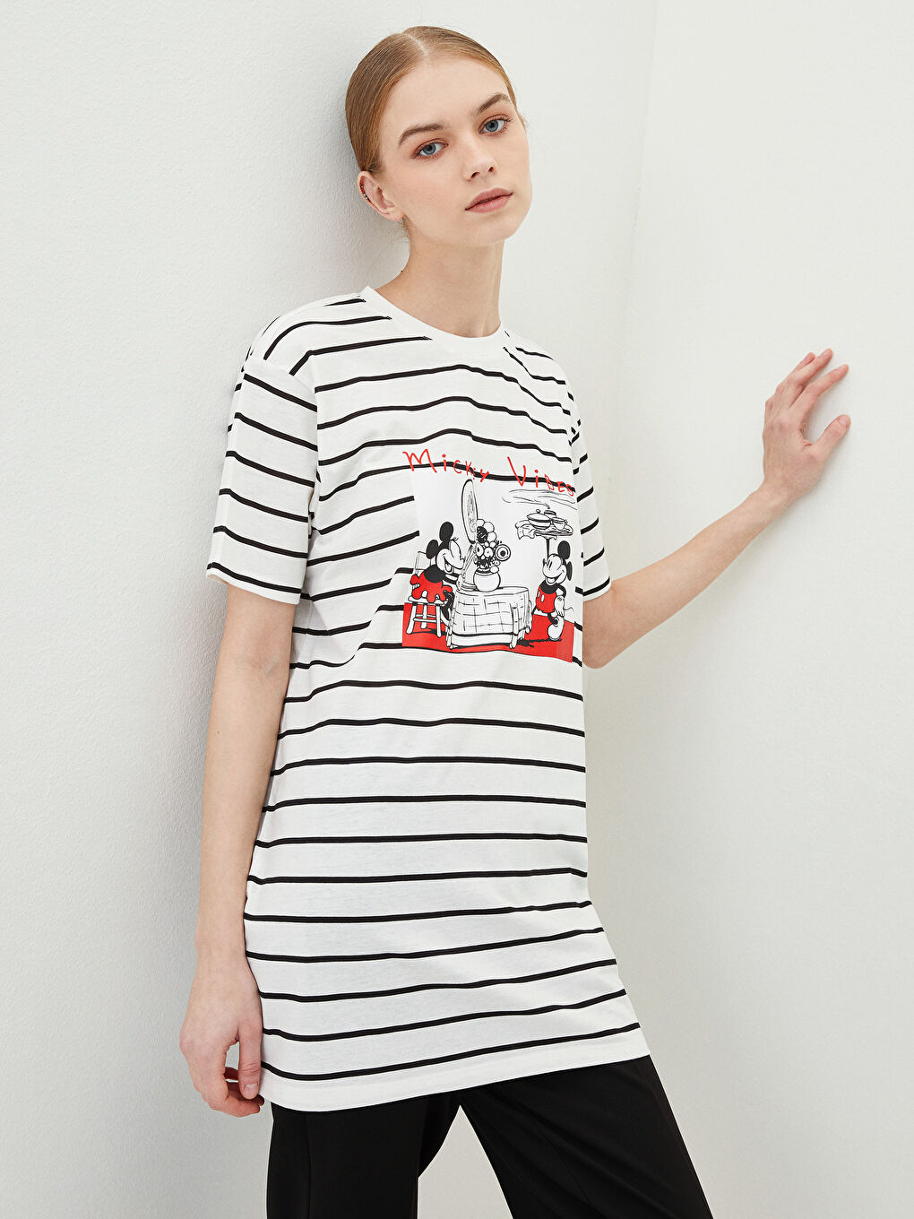 تونيك نسائي برقبة دائرية مخطط مطبوع ميكي ماوس بأكمام قصيرة