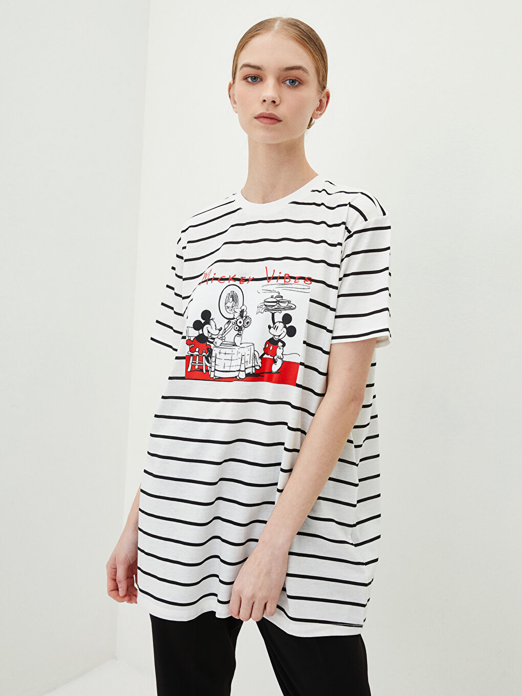 تونيك نسائي برقبة دائرية مخطط مطبوع ميكي ماوس بأكمام قصيرة-1