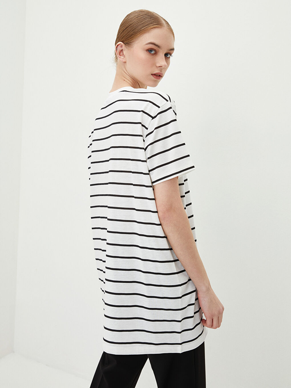 تونيك نسائي برقبة دائرية مخطط مطبوع ميكي ماوس بأكمام قصيرة-3