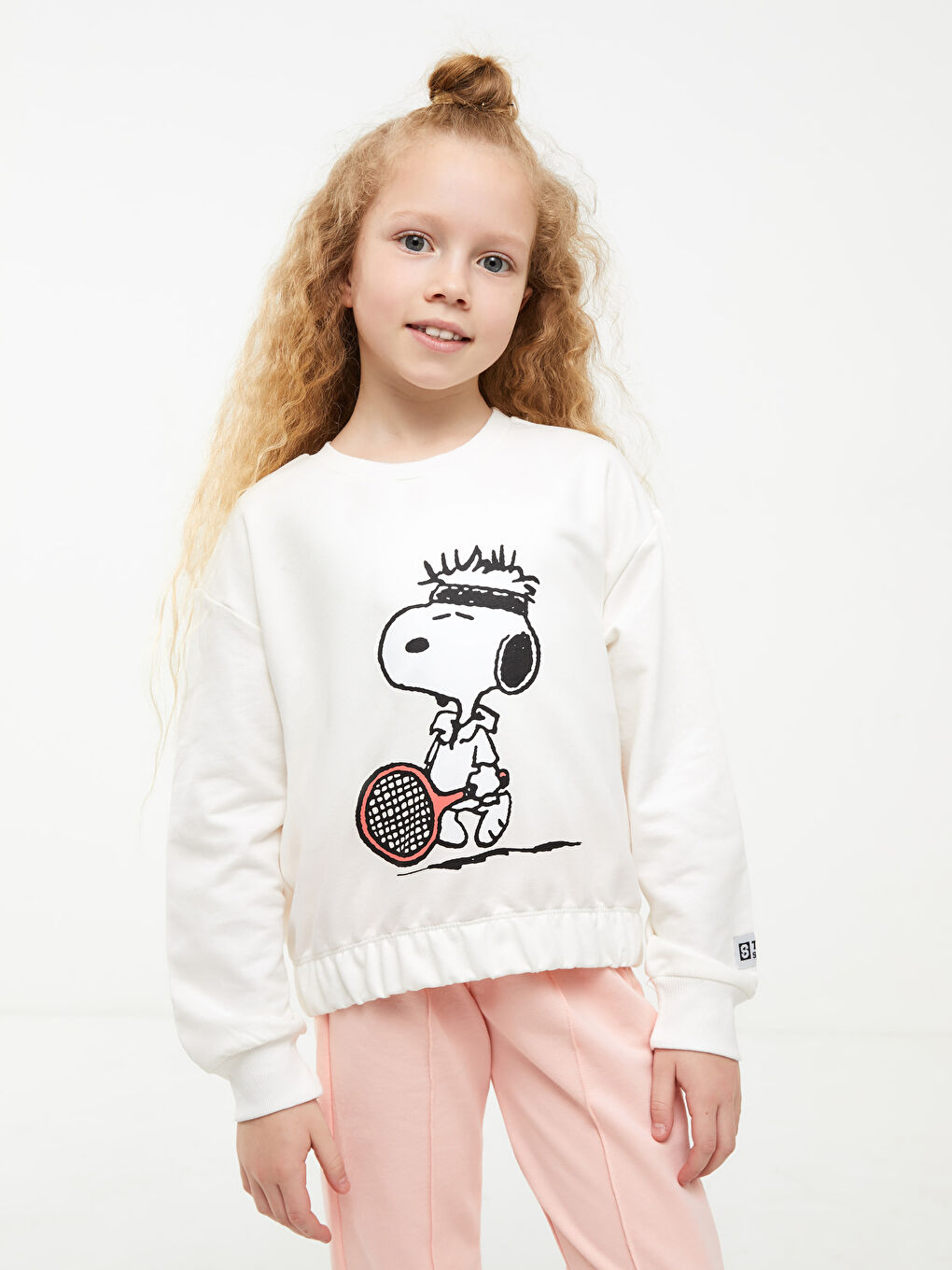 LCW Kids Crew Neck Snoopy Printed Long Sleeve Girls' Sweatshirt -S2FF66Z4-R9J