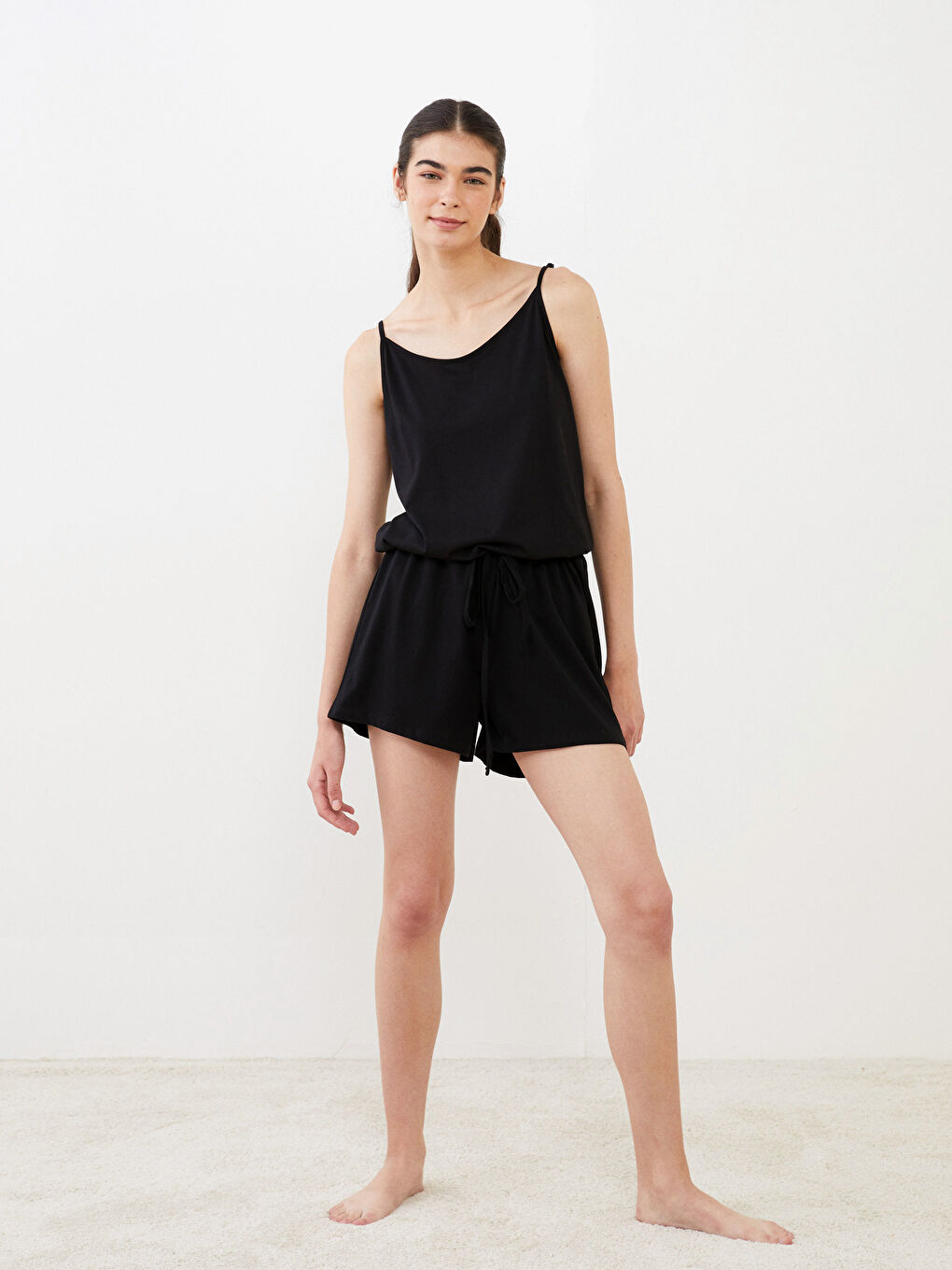 Siyah U Yaka Düz Askılı Pamuklu Kadın Tulum-1