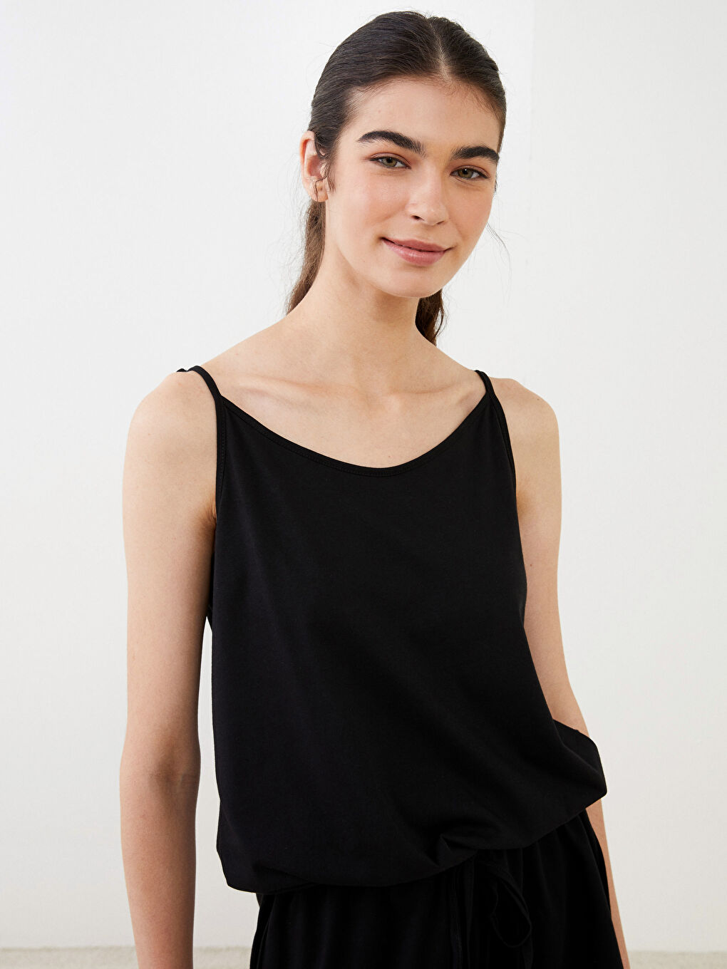 Siyah U Yaka Düz Askılı Pamuklu Kadın Tulum-2