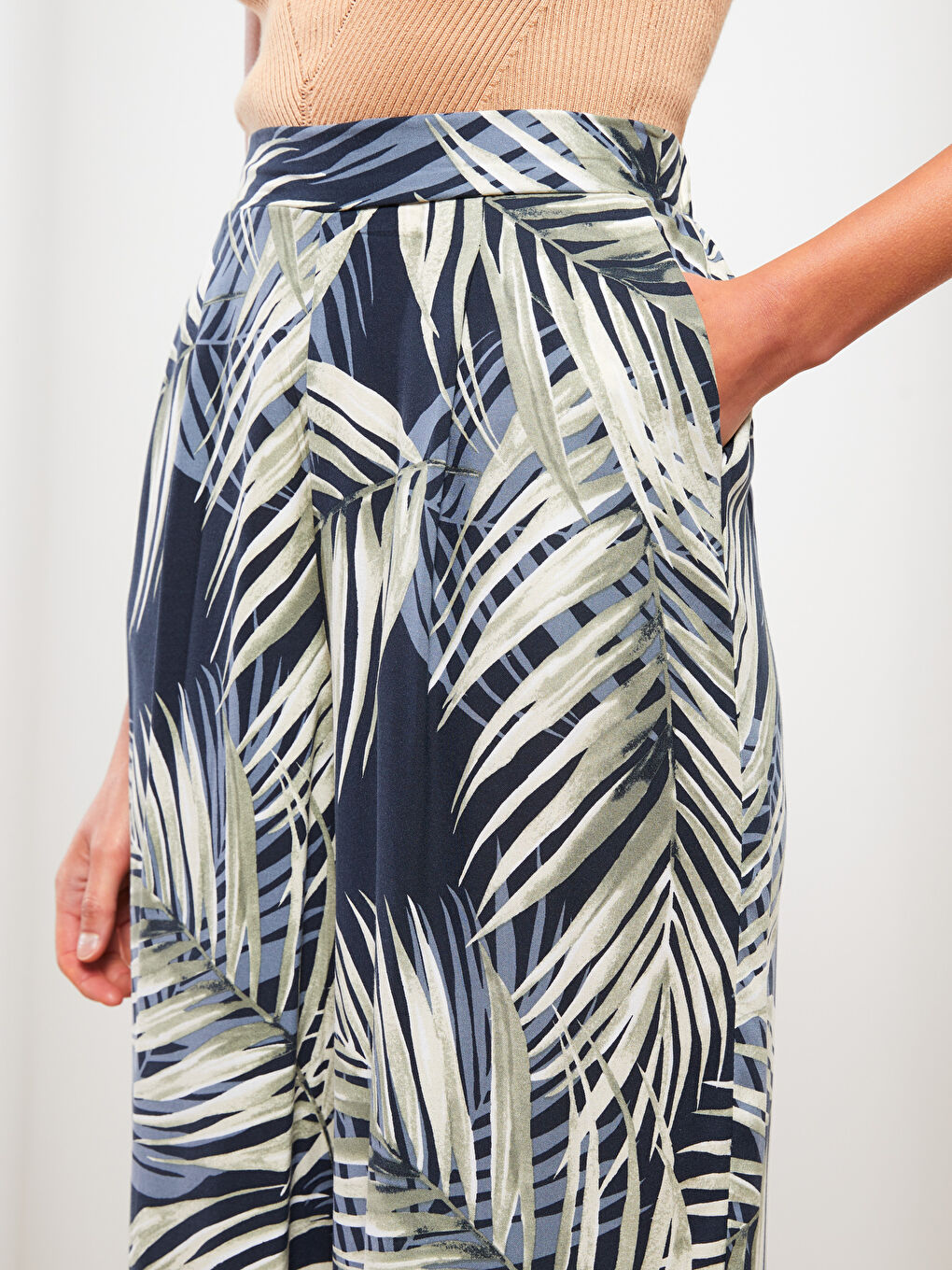 Yeşil Beli Lastikli Desenli Viskon Kadın Kapri-3