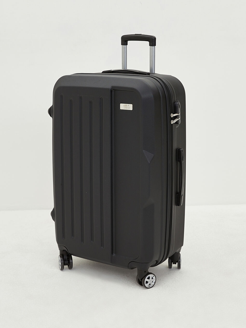 Siyah Büyük Boy Çekme Mekanizmalı Valiz-1