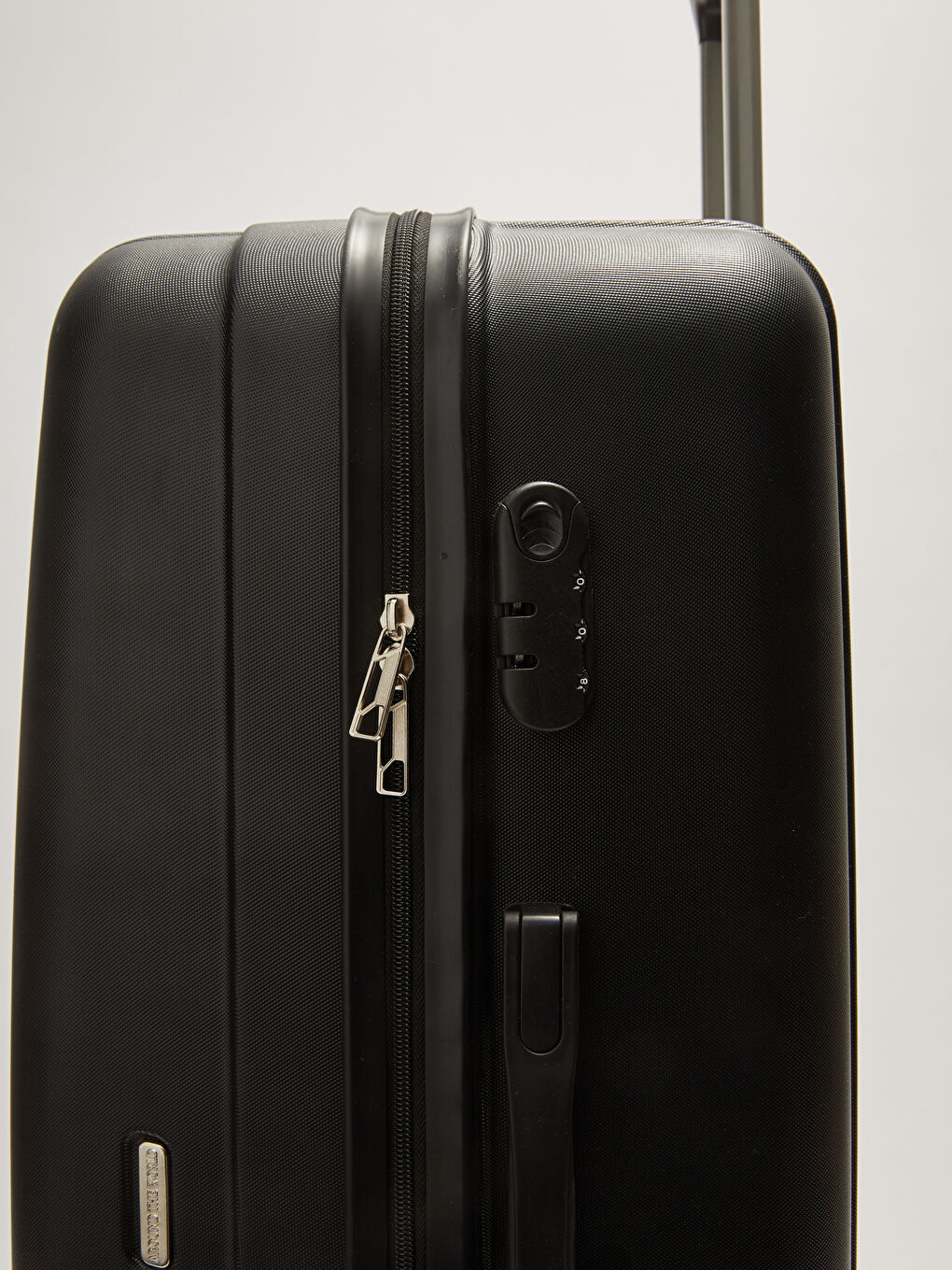 Siyah Orta Boy Çekme Mekanizmalı Valiz-4