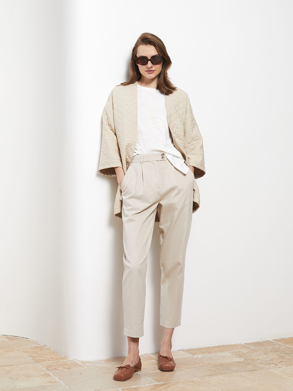 Bej Rahat Kalıp Düz Cep Detaylı Kadın Pantolon