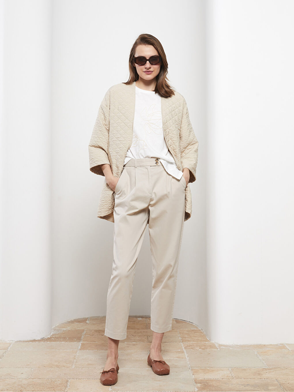 Bej Rahat Kalıp Düz Cep Detaylı Kadın Pantolon-1