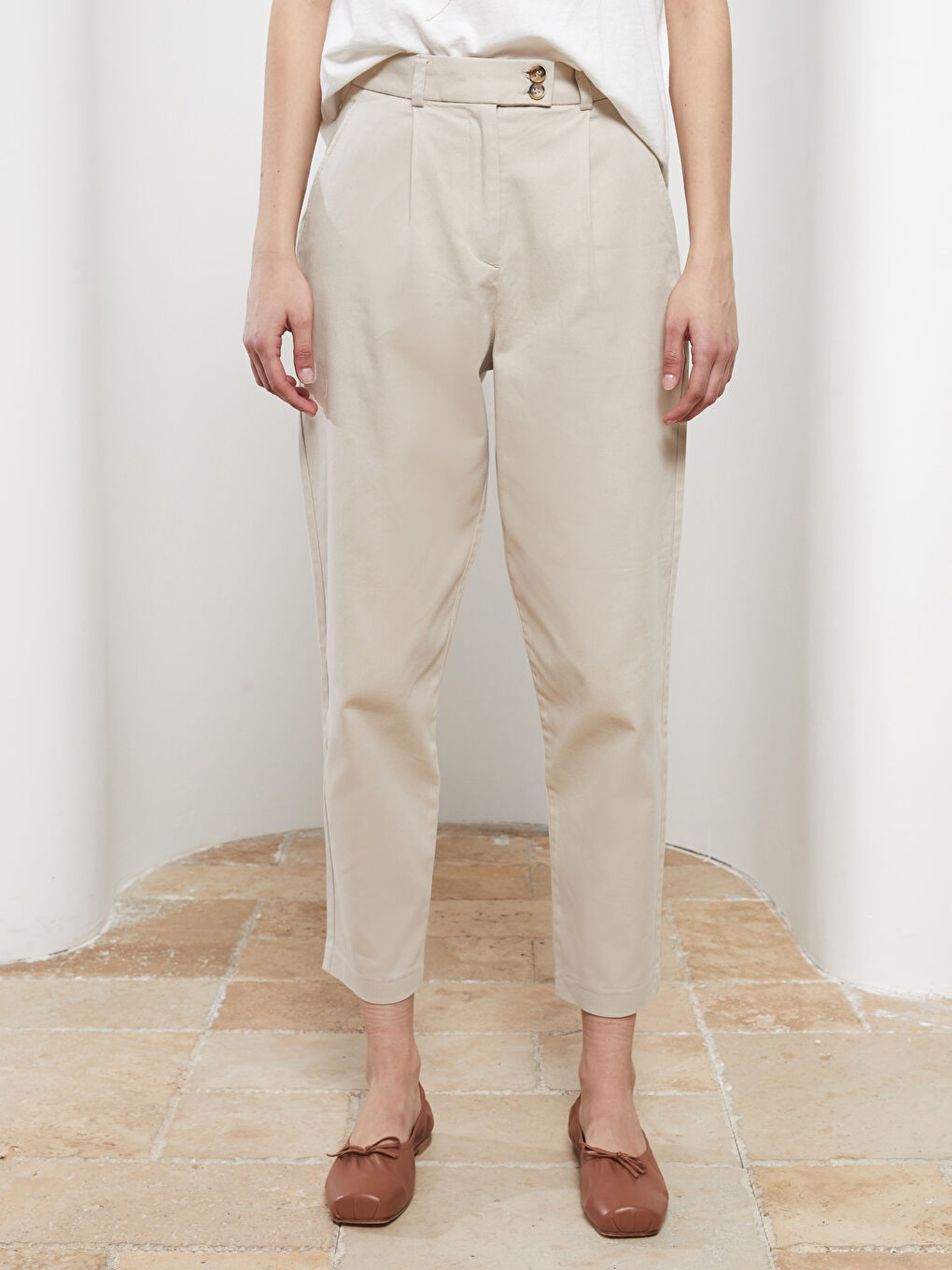 Bej Rahat Kalıp Düz Cep Detaylı Kadın Pantolon-2