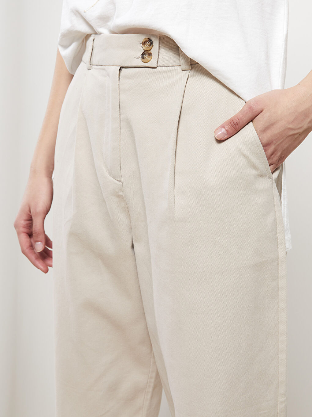 Bej Rahat Kalıp Düz Cep Detaylı Kadın Pantolon-3