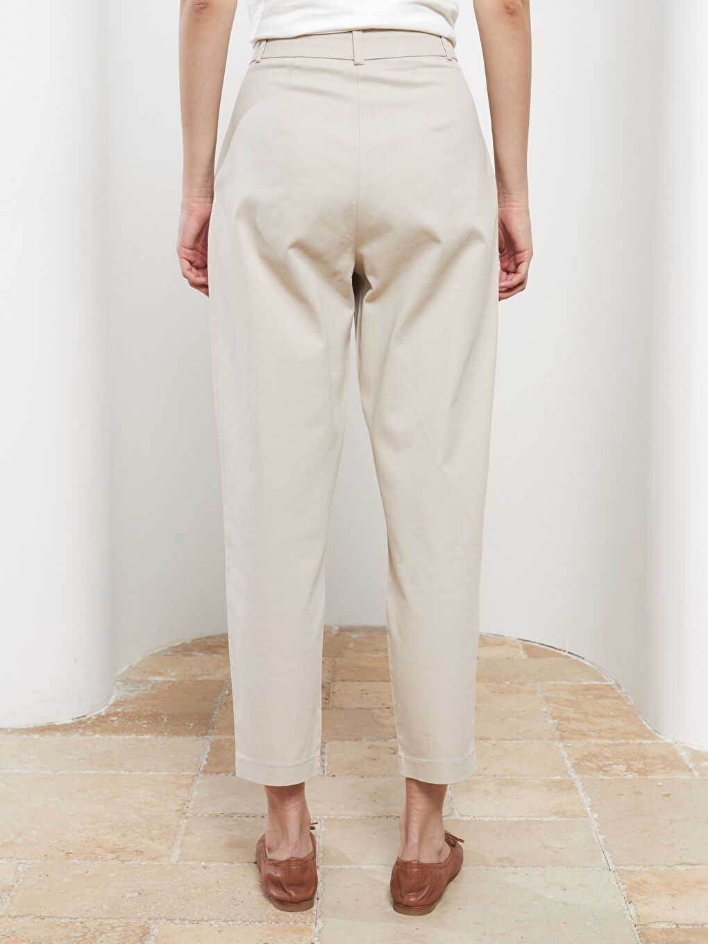 Bej Rahat Kalıp Düz Cep Detaylı Kadın Pantolon-4